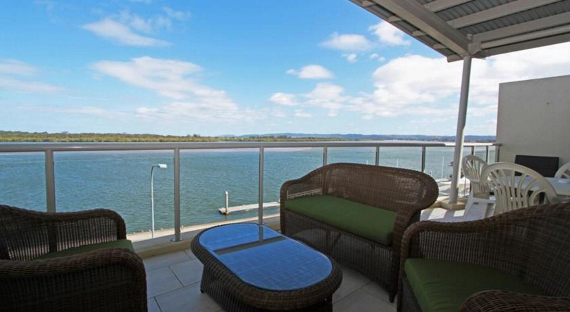 Riverside Holiday Apartments Баллина Экстерьер фото