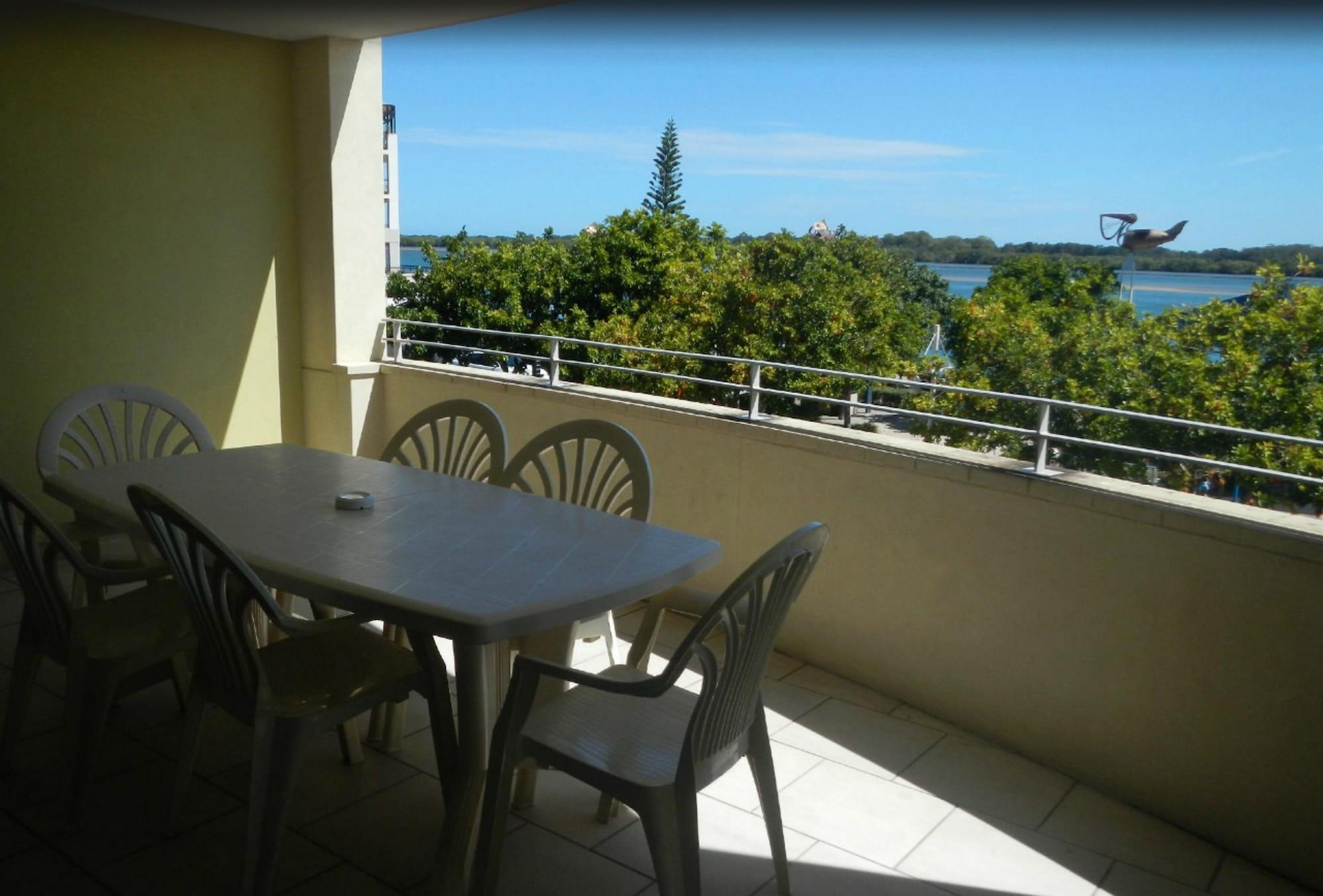 Riverside Holiday Apartments Баллина Экстерьер фото