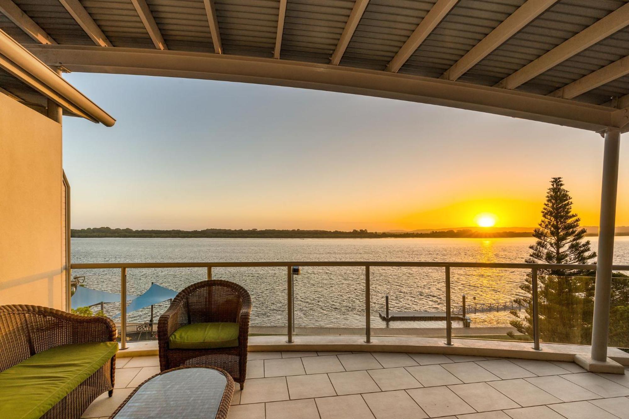 Riverside Holiday Apartments Баллина Экстерьер фото