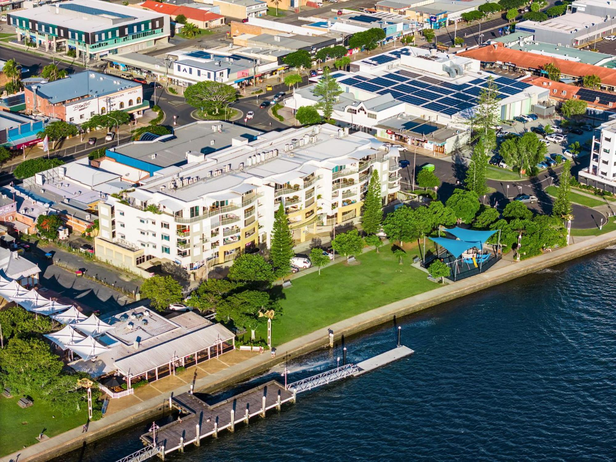 Riverside Holiday Apartments Баллина Экстерьер фото