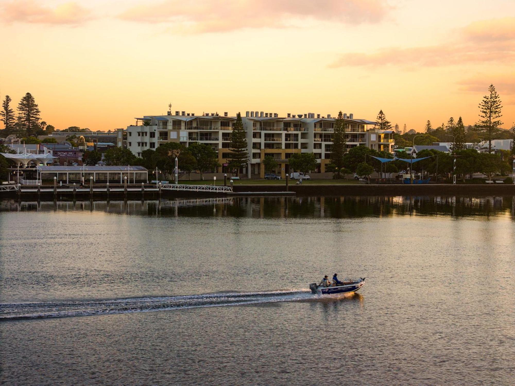 Riverside Holiday Apartments Баллина Экстерьер фото