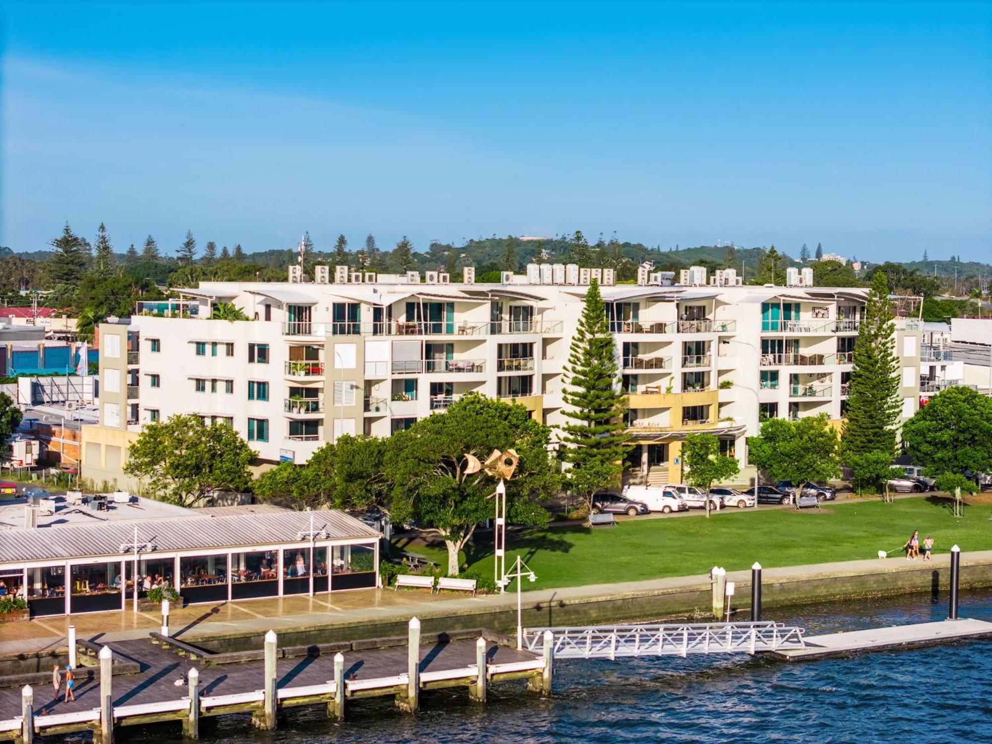 Riverside Holiday Apartments Баллина Экстерьер фото