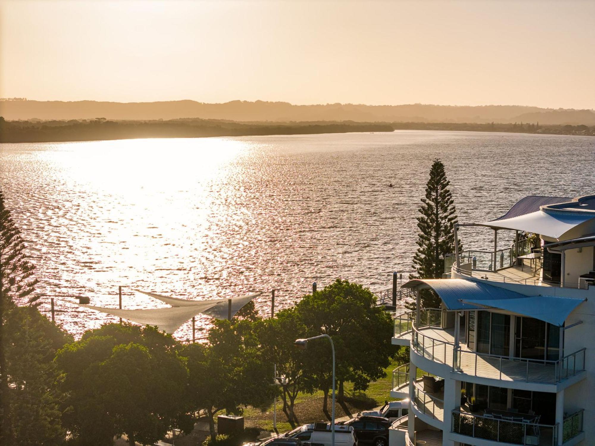 Riverside Holiday Apartments Баллина Экстерьер фото