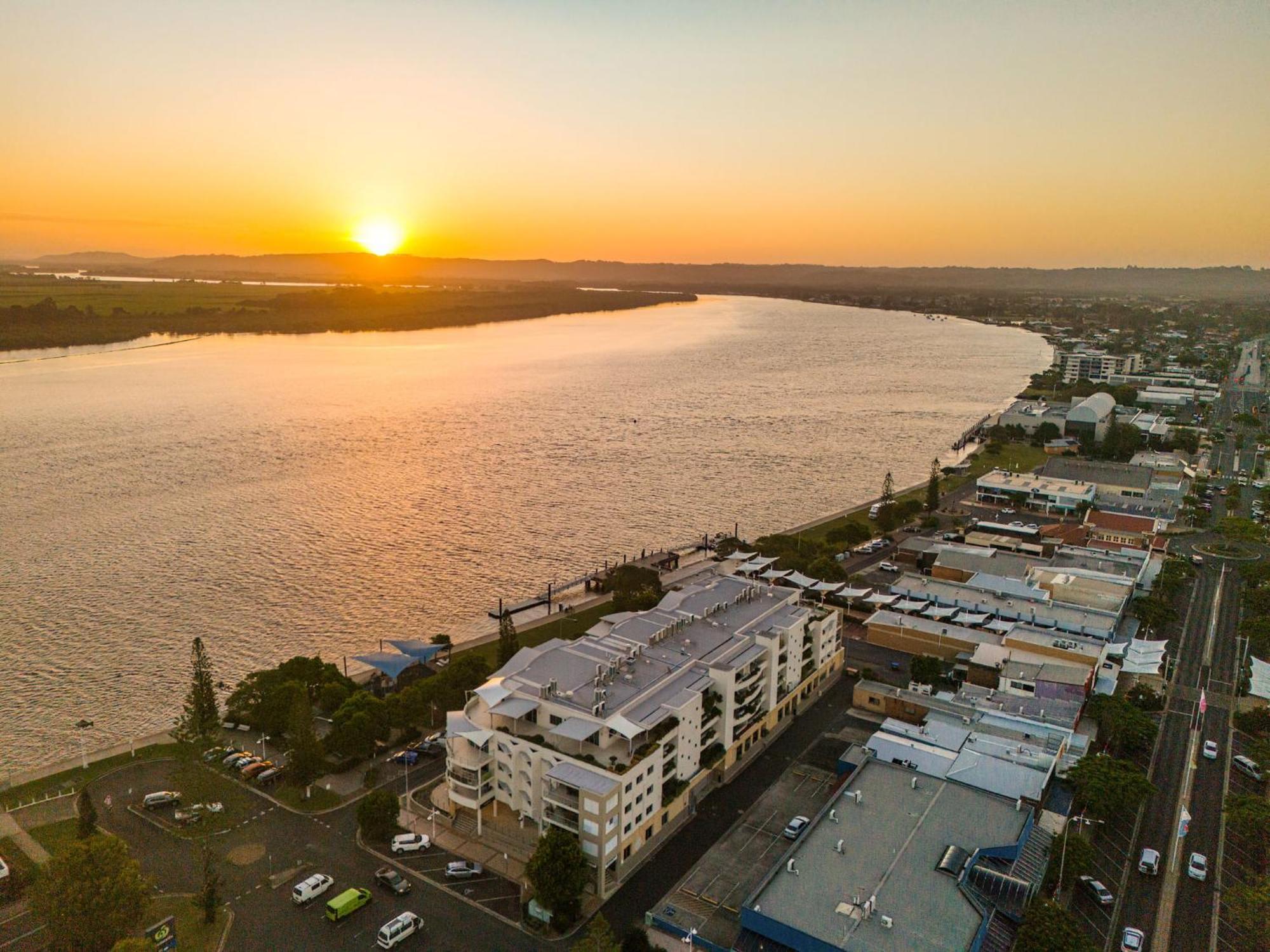 Riverside Holiday Apartments Баллина Экстерьер фото