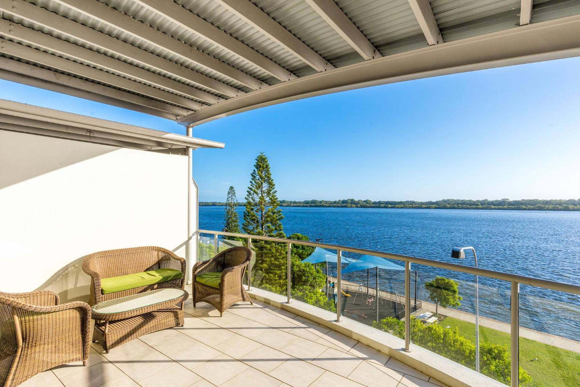 Riverside Holiday Apartments Баллина Экстерьер фото