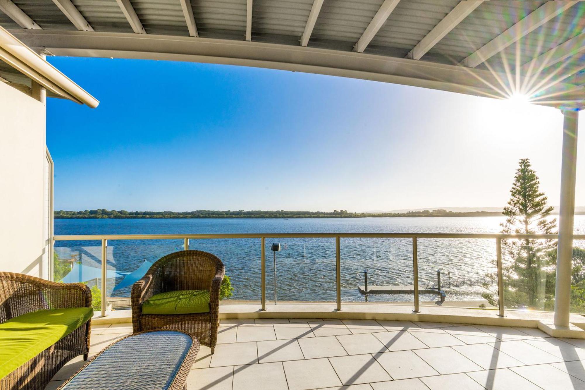 Riverside Holiday Apartments Баллина Экстерьер фото
