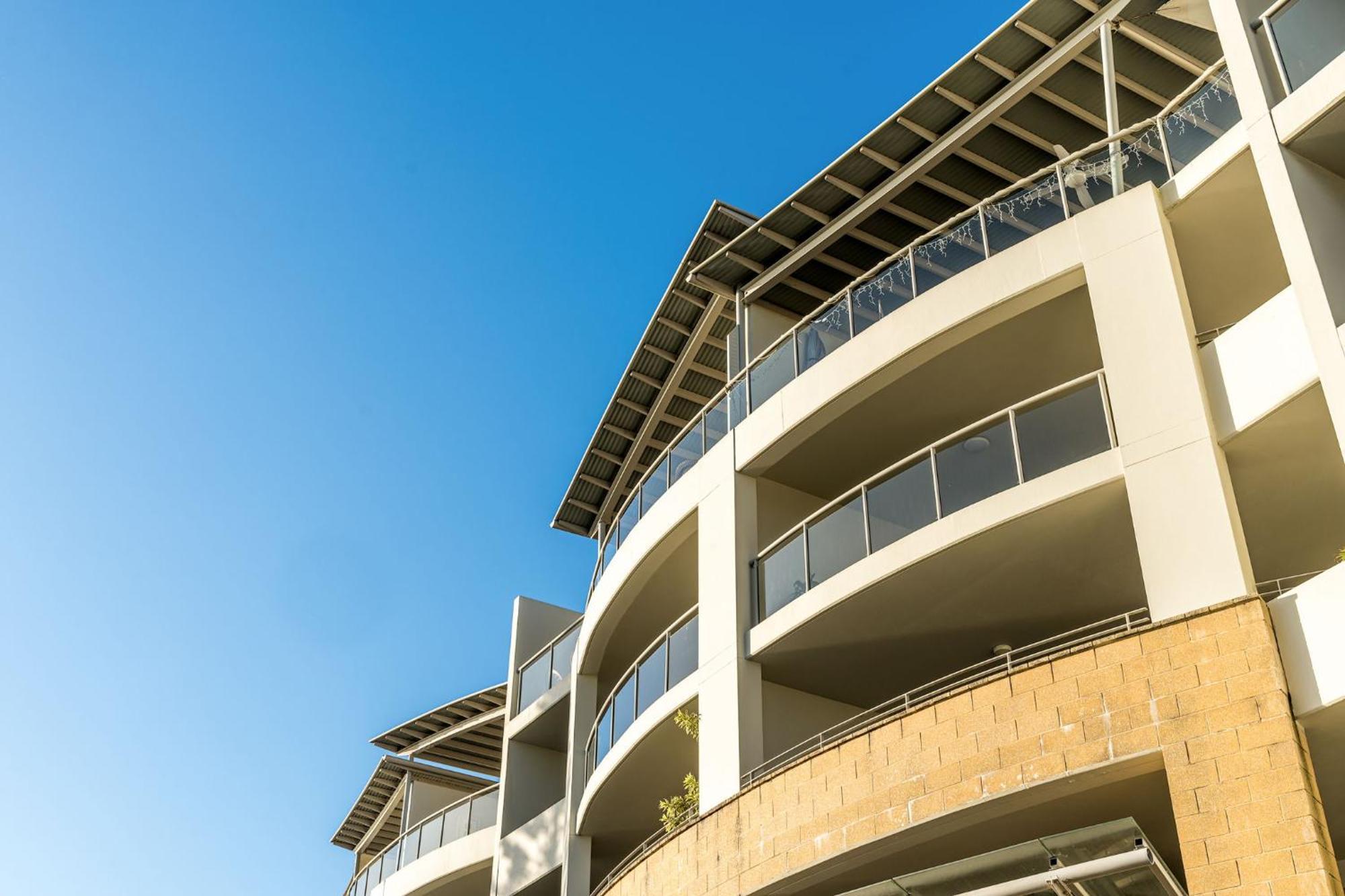 Riverside Holiday Apartments Баллина Экстерьер фото