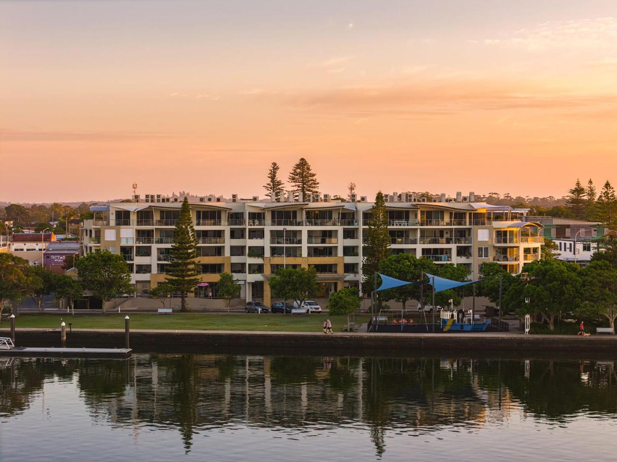 Riverside Holiday Apartments Баллина Экстерьер фото