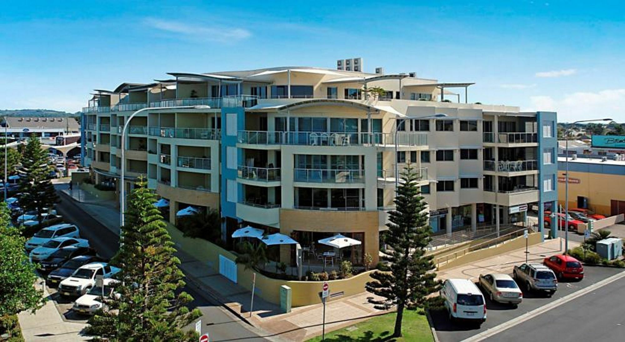 Riverside Holiday Apartments Баллина Экстерьер фото