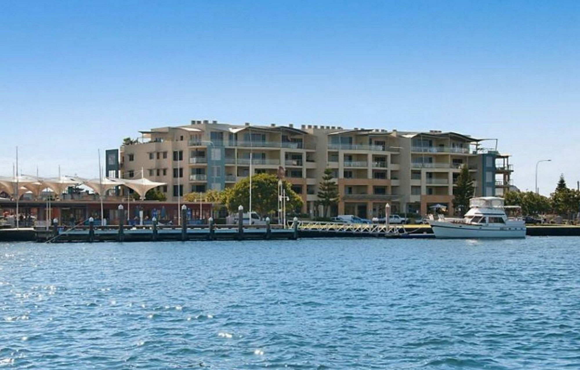 Riverside Holiday Apartments Баллина Экстерьер фото